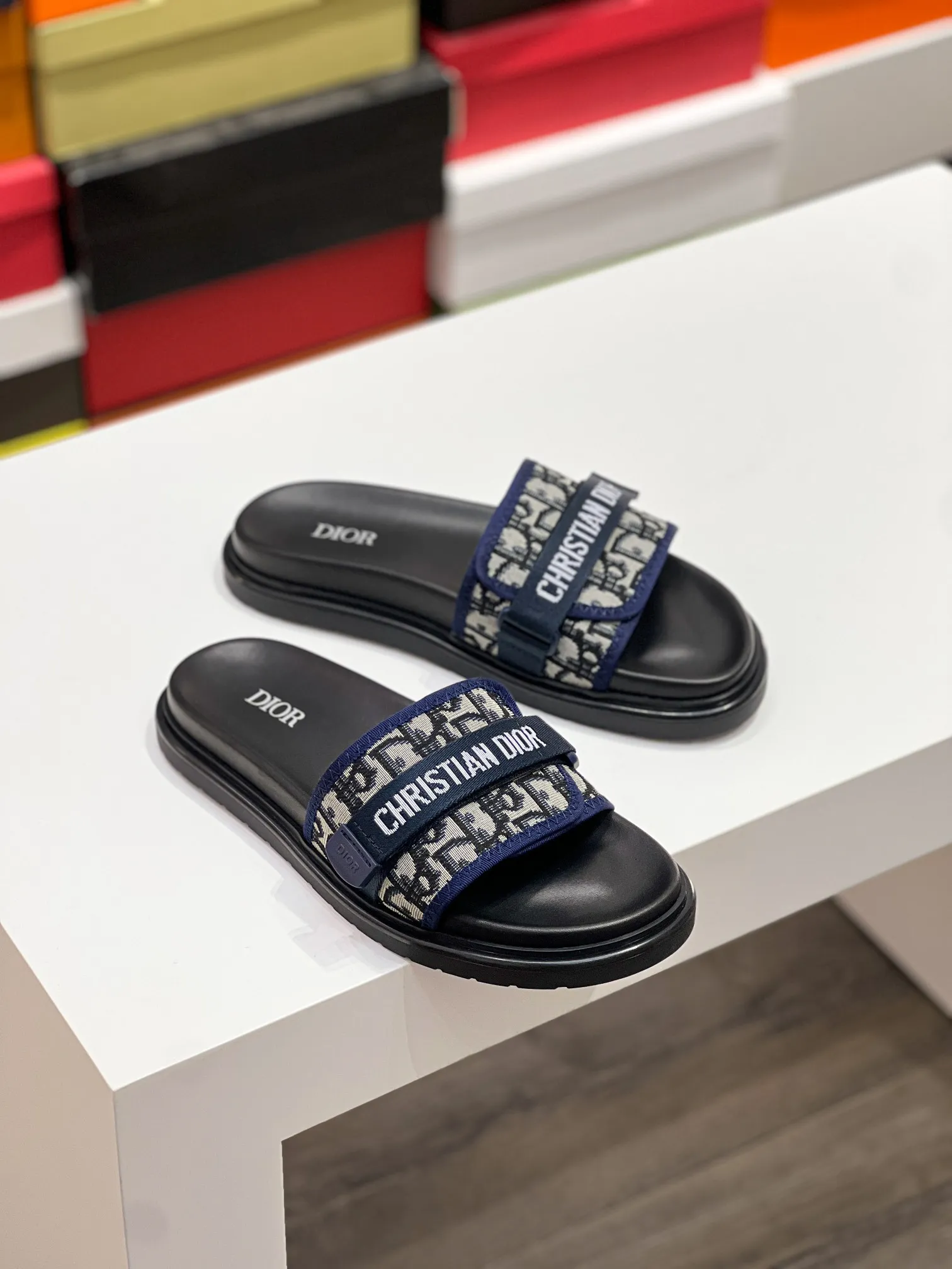 Men's men's shoes💰320【DIOR】🐝🐝Top version. 2024ss Dior’s latest men’s slippers are a must-have. Dior Alias ​​Men's Genuine Leather Slippers This summer new Alias ​​sandal embodies a casual and elegant style. Carefully crafted from grained cow leather and Oblique printed fabric, with cowhide lining! Cross-strap design with metal-clad brass CD Diamond logo. The imported cowhide leather and rubber sole adds sophistication and comfort, while Oblique print-effect anti-slip panels add style. Size39-44 (customized at 38.45)